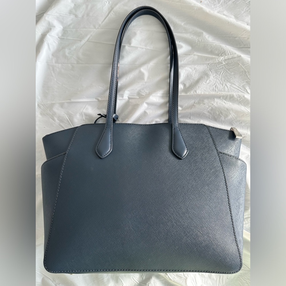 Michael Kors Tote. - Picture 5 of 5